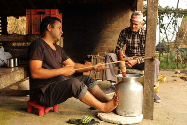 Taranath transforme le lait de buffle en Moï, une sorte de lait qui commence à peine a se transformer en fromage avec une pointe de sel, ils adorent en rajouter dans le dhal