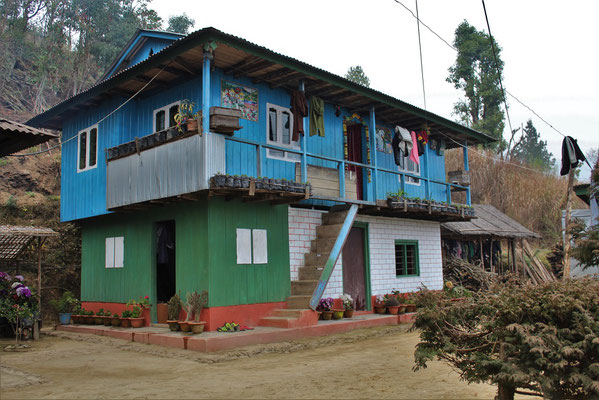 Maya et Karna vivent dans une petite maison en bois, le rez-de-chaussée n'est presque pas utilisé. Quatre chambres se trouvent à l'étage