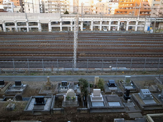 眼下にはJRの線路が。電車からは見えないけど、谷中霊園は広い！