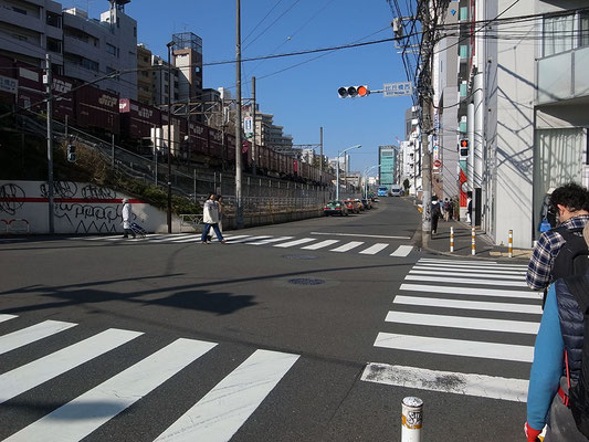 再び山手線沿いにスタート。気温が上がり汗ばむようになってきた。