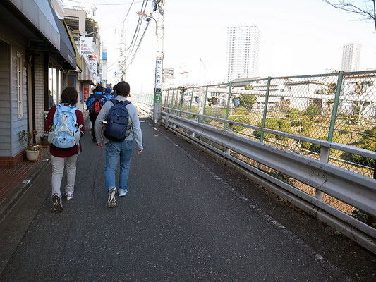 線路沿いの道路を池袋方面へ。だいぶ疲れてきた。