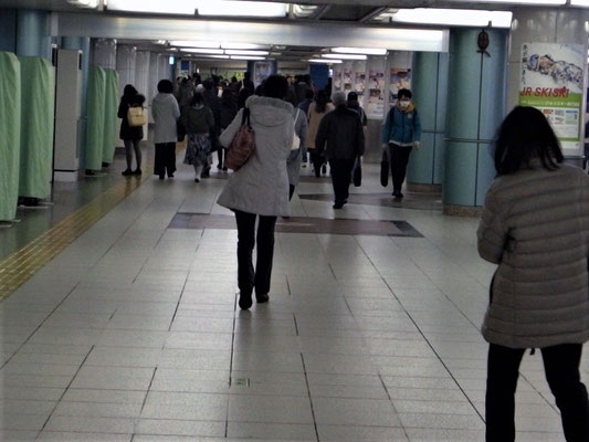 いつも人通りが多い駅地下の通路。