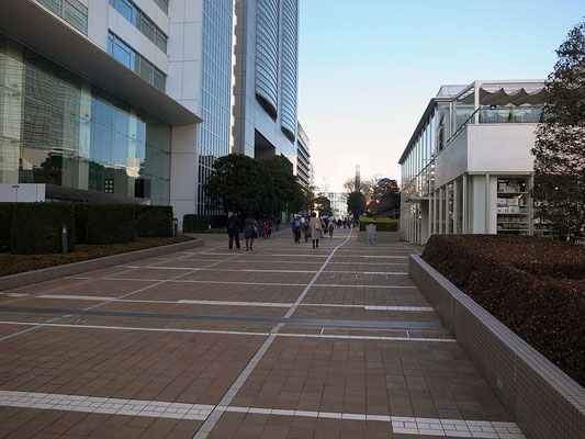 サザンテラスから新宿駅南口へ。