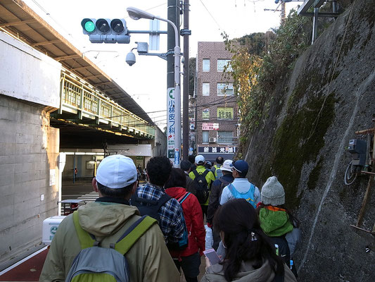 西日暮里駅に到着。道が狭いので渋滞中。