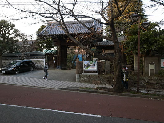 立派な山門の本行寺。駅はすぐそこ。