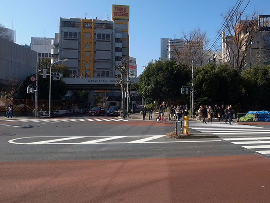 宮下公園の間を抜けて線路の反対側へ。