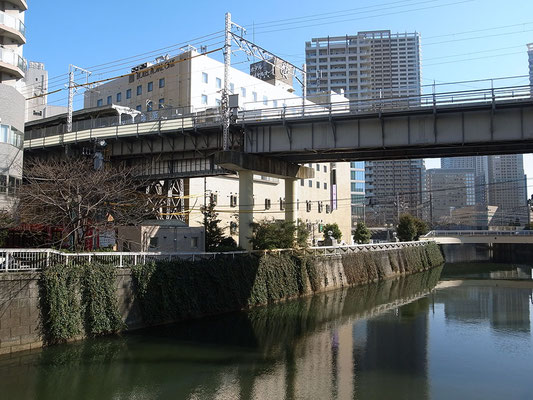 目黒川にかかる東急池上線の橋梁。