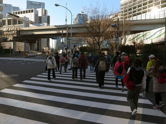 外堀通りを渡ってオフィス街へ。