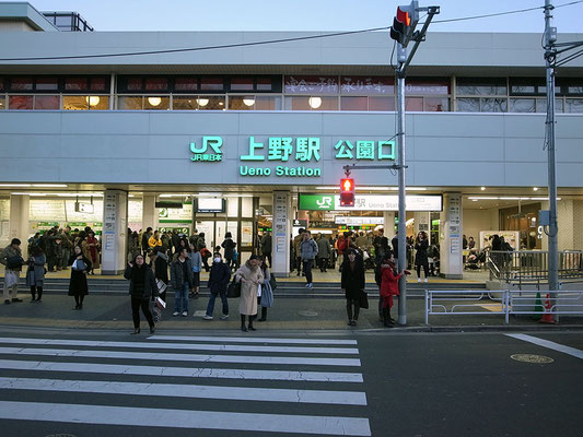 上野口公園口。日も暮れてきた。