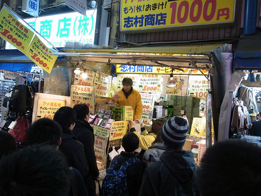 名物チョコの叩き売り。