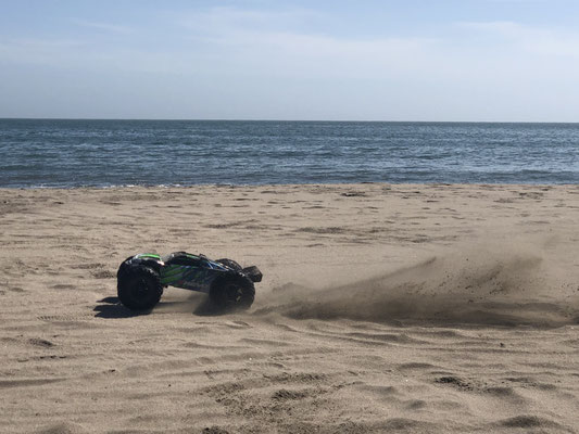 Luis hatte mit seinem Traxxas Spaß am Strand