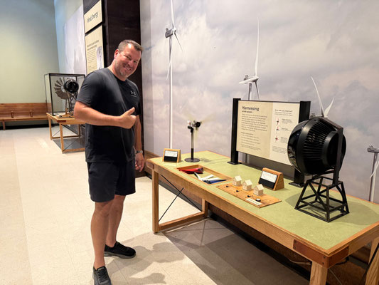 Gerrit hat im Museum die optimalen Windblätter für den meisten Strom gefunden und angestöpselt