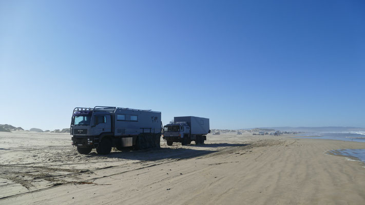 endlich am Strand und noch relativ allein (am Karfreitag wurde es voll, da sind wir abgefahren)