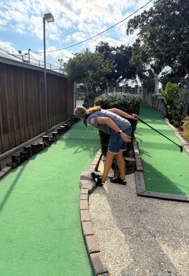 Wir spielen Minigolf und ich frage mich, wo mein Ball bleibt