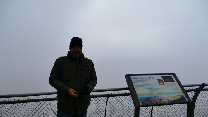 Hinter ihm ist der Grand Canyon!