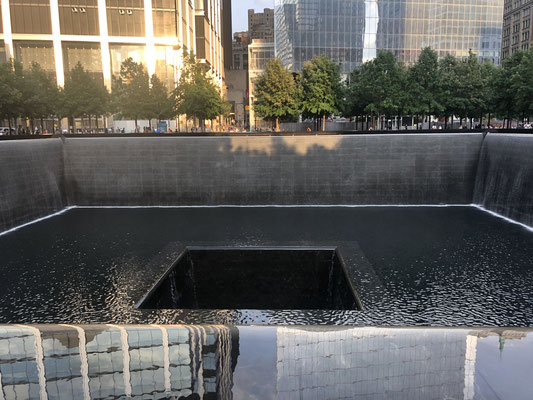 Hier stand ein Turm des World Trade Centers, jetzt ist es ein Teil des Ground Zero Memorials