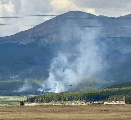 Ein Hubschrauber bekämpft das Feuer in Leadville. Krass, wie nah das Feuer an der Ranch davor ist