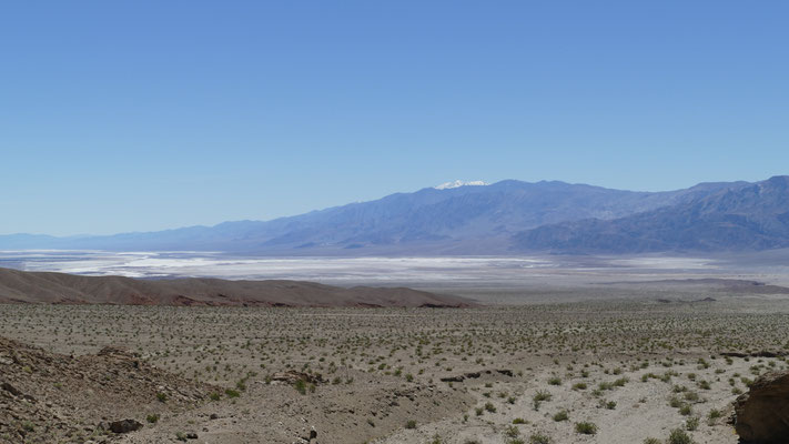 Aussicht ins Death Valley mit Schnee oben auf den Gipfeln und brütender Hitze im Tal