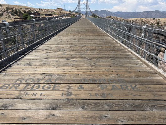 Die Royal Gorge Bridge besteht aus Holzplanken 
