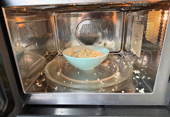Mein Reis ist in der Mikrowelle geplatzt - manchmal ist es also doch ratsam auswärts zu essen...