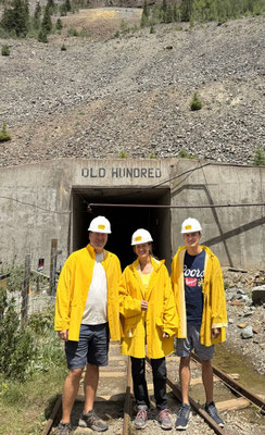 Gut gekleidet geht es ab in die Mine