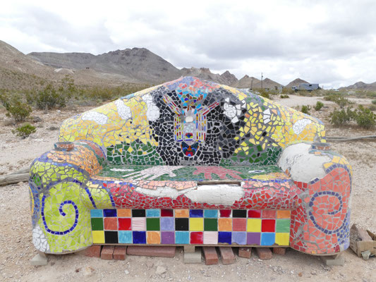 ein amerikanisches Hundertwasser-Sofa