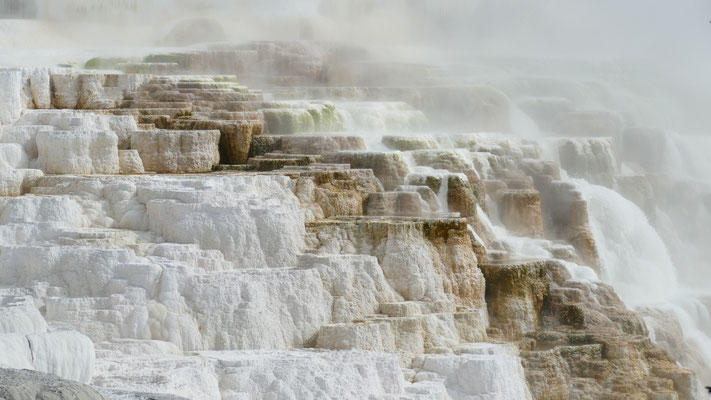 und die sehen aus wie Pamukkale in der Türkei, finde ich, waren aber auch mit heißem Wasser gefüllt