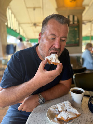 Gerrit versucht möglichst wenig Puderzucker in den Bart zu schmieren. Die Beignets waren wirklich köstlich!