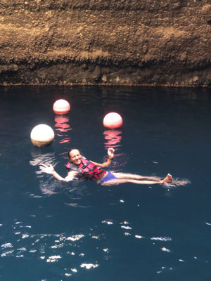 ich kann endlich mal auf dem Rücken im Wasser liegen, es war herrlich warm
