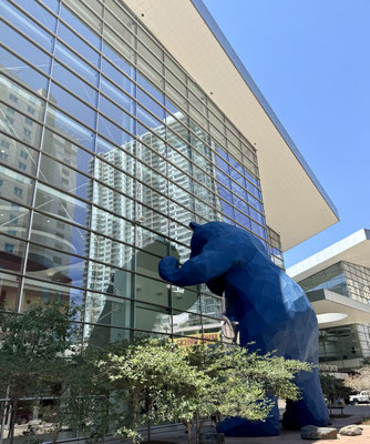 Denver ist reich an Künstlern und einer hat einen neugierigen Bären an das Kongresszentrum geflanscht