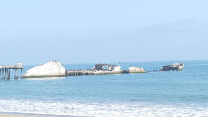 vor dem Strand lag ein Schiffswrack aus Beton