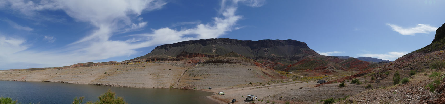 und Panorama auf die Bergseite am Lake Mead - Grobi ganz klein und versteckt