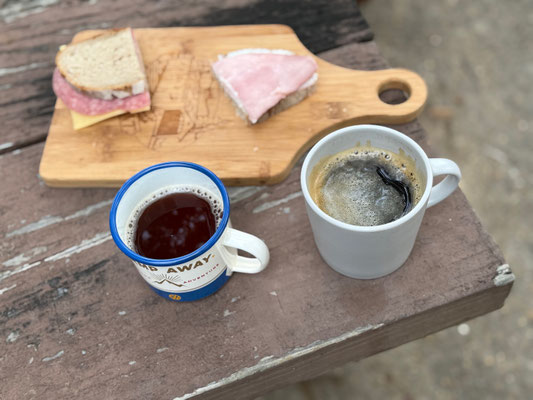 Und sind so deutsch, was das Frühstück angeht, mit unserm belegten Brot auf einem Holztablett!