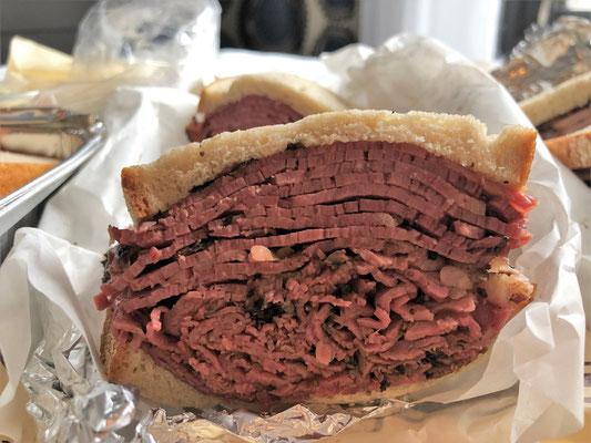 So hatten wir es uns vorgestellt: ein New Yorker Pastrami Sandwich, hier noch ohne Belag drumherum