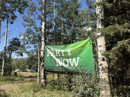Echt jetzt? Ein Partyplakat mitten im Wald 