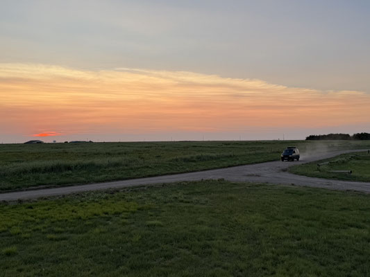 Luis trifft in Kansas im Sonnenuntergang auf uns
