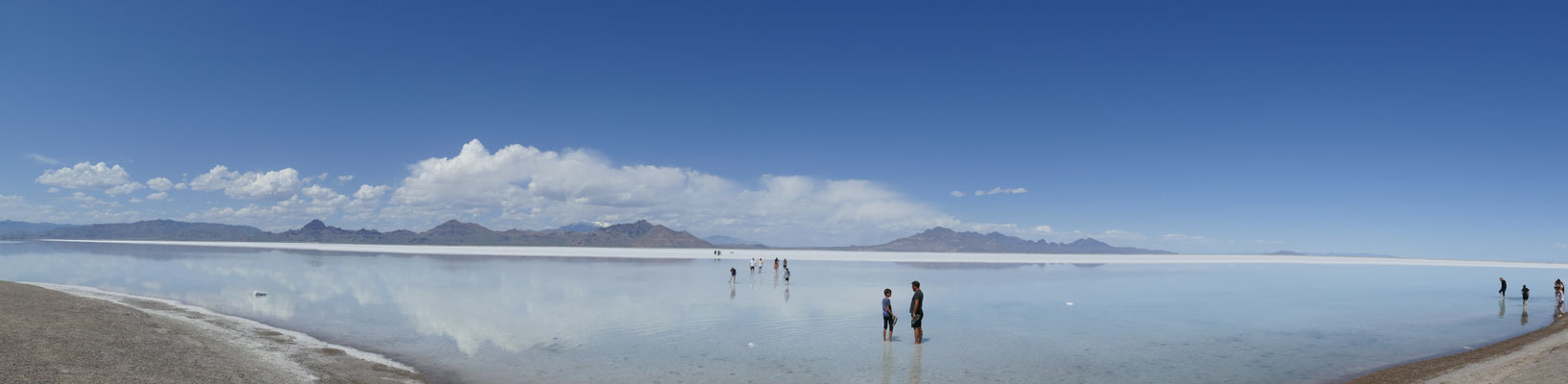 Panorama vom Parkplatz über die Salzflächen von Bonneville