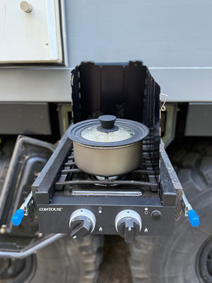 Wir kochen draußen Kartoffeln für unseren Lachs