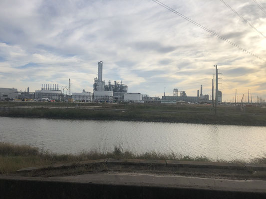 Auf dem Weg zum Strand: hier noch ausschließlich hässliche Industrie...