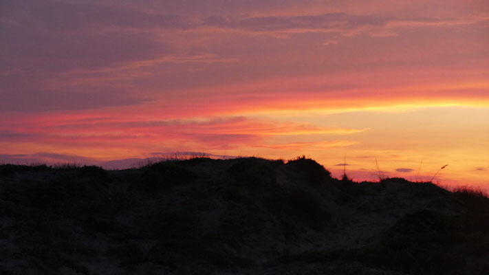 Sonnenuntergang zur Seite der Dünen hin