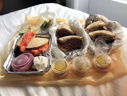 Abends Picknick auf dem Hotelzimmer mit allerlei Delicatessen