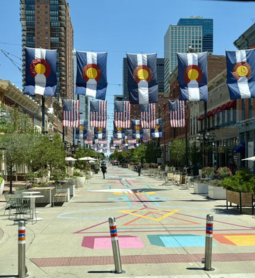 Die 16te Straße in Denver ist eine Fußgängerzone. Das musste als außergewöhnlich erwähnt werden auf der Tour durch die Stadt