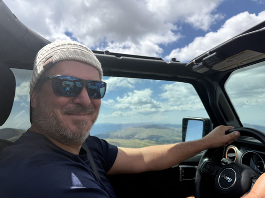 Auf dem Weg nach unten brennt ihm die Sonne auf den Kopf und alles, was wir im Auto hatten, war meine Wintermütze! Steht ihm aber gut