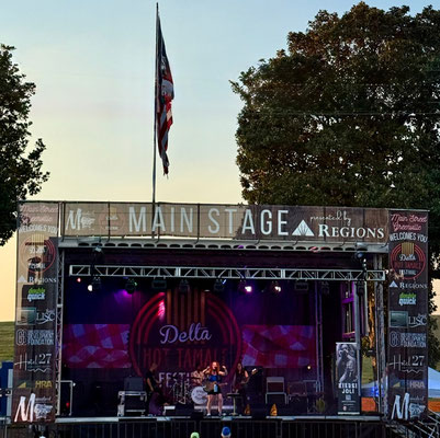 Die Bühne des Festivals in Greenville vor dem Abendhimmel
