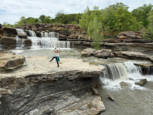 Meine typische Pose am Wasserfall