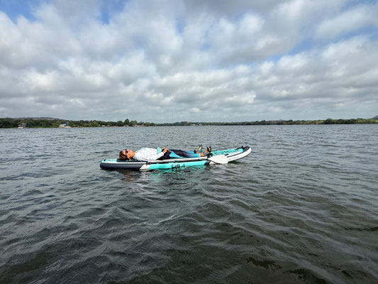 Es war früh, als wir zu dieser kurzen SUP Tour los sind, daher ruhe ich mich aus