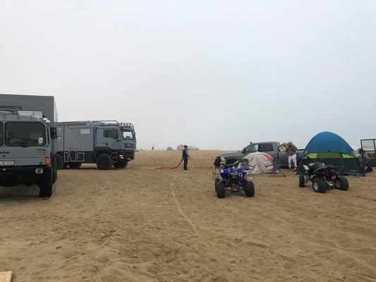 diese Camper kamen mitten in der Nacht, blieben stecken und mussten direkt neben uns zelten, bis wir sie morgens rauszogen