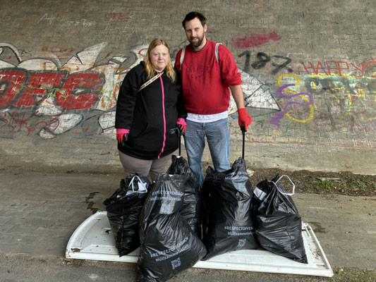 Foto 3: Tina und Alex aus Friedberg hinter ihren Sammelstücken.