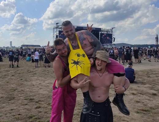 Chris Hoffmann mit Janik Stolzenberger und Tobias Westbrock auf dem Summer Breeze Metal Festival in Dinkelsbühl/Bayern.