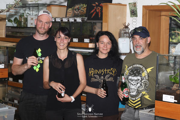 Vanessa Franck mit Manuel "Spider" Schneider und Hannes Ornig von der Steirischen Arachnologischen Interessengemeinschaft Österreich.